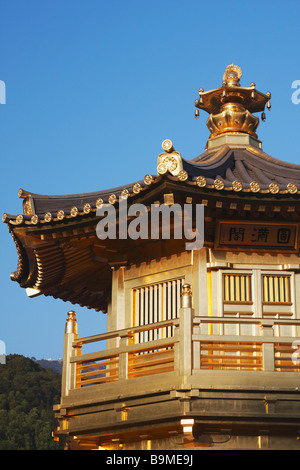 La pagoda dorata in Giardino Nan Lian, Chi Lin Monastero, Diamond Hill, Kowloon, Hong Kong Foto Stock