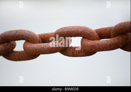 Collegamenti di una pesante catena arrugginita Foto Stock