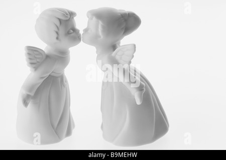 Porcellana Bianca un ragazzo e una ragazza angel figurine kissing su sfondo bianco Foto Stock