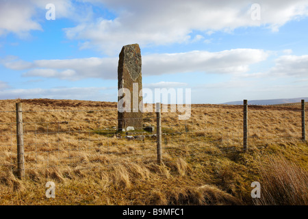 Maen Madoc pietra permanente. Il Maen Madog Stone si trova adiacente alla strada romana, Sarn Helen, il Brecon Beacons, South Wales, Regno Unito Foto Stock