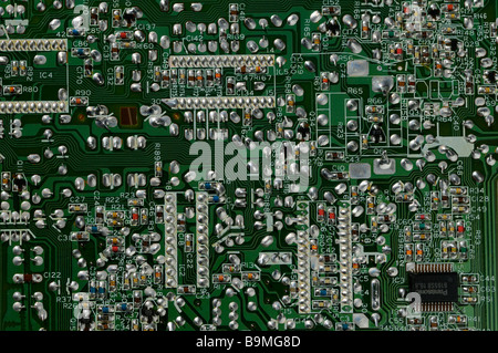 Componenti elettronici e microchip collegamenti a saldare sul retro di una scheda a circuito stampato Foto Stock