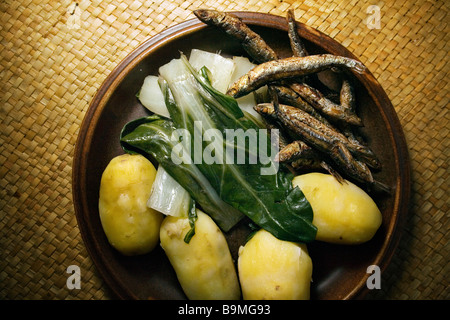 Semplice sano deliziosa cena abbondante patate bollite con le sardine fritte e bietole condita con olio di oliva Foto Stock