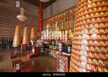 Altare presso il Monastero dei Diecimila Buddha, Shatin, Nuovi Territori di Hong Kong Foto Stock