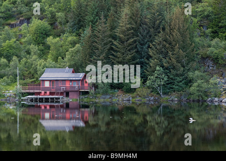 Casa vicino al lago, Vestvågøy, Lofoten, Nordland, Norvegia, Scandinavia, Europa Foto Stock