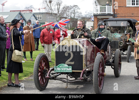 Flying Scotsman 2009 - London a prova di Edimburgo dall'auto d'Epoca - Neil Tuckett / Peter Eldred ottenere il rally in corso Foto Stock