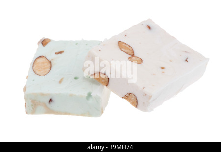 Torrone di deliziosi isolato su uno sfondo bianco Foto Stock