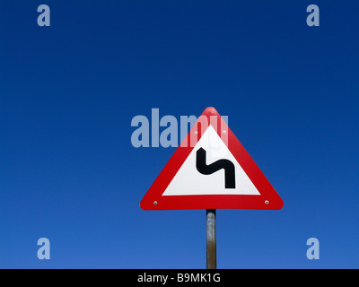 Cartello stradale curva davanti Foto Stock
