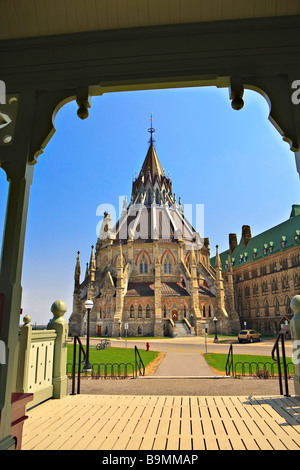 La biblioteca del parlamento nel blocco centrale degli edifici del Parlamento visto dal padiglione sulla Collina del Parlamento,città di Ottawa. Foto Stock