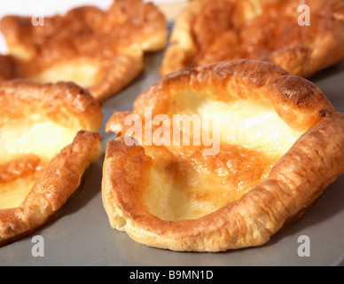 Yorkshire pudding,dolce da forno,ancora nel vassoio da forno. Foto Stock