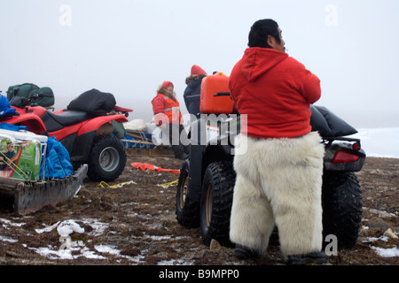 I Rangers canadesi in pelliccia sigillo pantaloni prendendo una pausa durante l'esercitazione, Artico Canadese, Canada Foto Stock