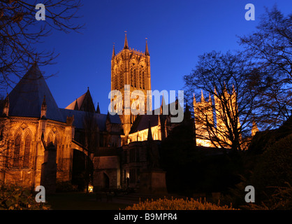 Colpo esterno della Cattedrale di Lincoln al crepuscolo - AKA la chiesa cattedrale della Beata Vergine Maria di Lincoln la Cattedrale di Santa Maria Foto Stock