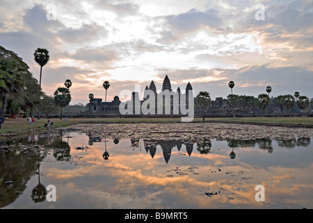 I turisti guarda Angkor Wat sunrise, Angkor, Cambogia Foto Stock