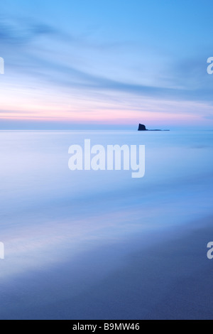 La pila del Mare Nero Nab a sunrise in Saltwick Bay vicino a Whitby, nello Yorkshire, Inghilterra, Regno Unito Foto Stock