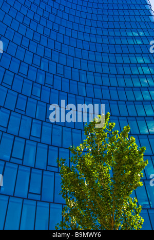 OMV Hoch Zwei blu moderno edificio di vetro, Vienna, Austria Foto Stock