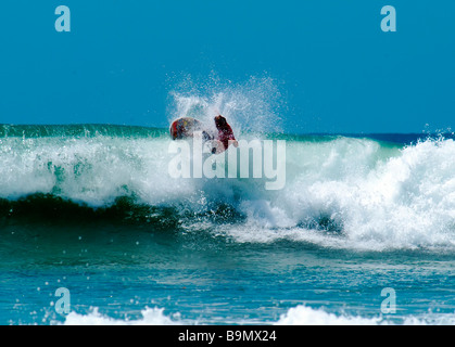 Surfer torsioni mid-aria, ma perde la battaglia per rimanere sulla scheda Foto Stock