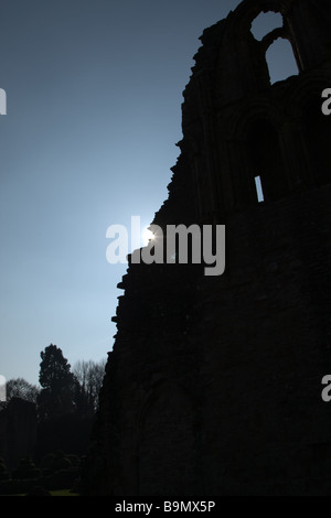 Vista dall'interno di motivi di Wenlock Priory, Shropshire, Inghilterra Foto Stock