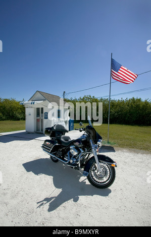 Harley Davidson parcheggiato a Ochopee post office in Evergaldes pensato per essere il più piccolo NEGLI STATI UNITI Foto Stock