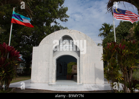 Le bandiere della Malesia e di Sabah battenti dal tappetino Salleh Fort Memorial Kampung Tibabar Tambunan Sabah Foto Stock