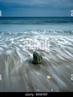 Un eroso groyne sulla spiaggia a Sandsend, Yorkshire Foto Stock