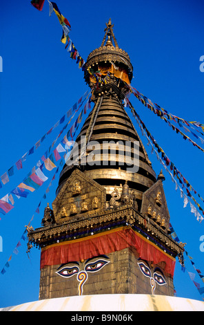 Il Nepal, Valle di Kathmandu, classificato come patrimonio mondiale dall' UNESCO, Swayambunath, stupa con il Buddha agli occhi Foto Stock