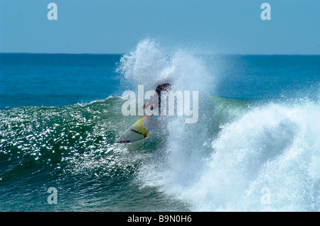 Surfer crea una splash, come lui si pulisce fuori Foto Stock