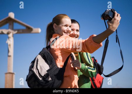 Due giovani donna fotografare in montagna Foto Stock