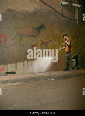 Banksy Graffiti Remover (whitewashing Lascaux) in Leake Street Waterloo, Londra 2008 Foto Stock