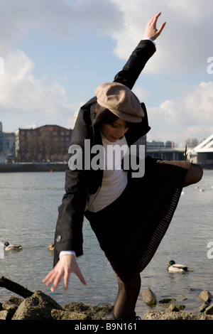 Frau geht am Ufer Spazieren und hat spass Foto Stock