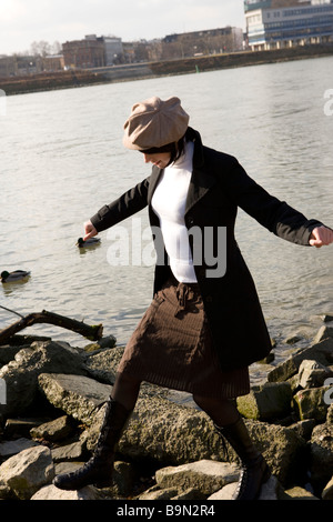 Frau geht am Ufer Spazieren und hat spass Foto Stock