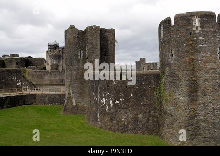 Castello di Caerphilly prese al di fuori del cancello sud Foto Stock