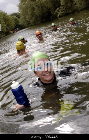 Kate Rew autore e campione di Wild nuotare nel fiume Tamigi, Oxford Foto Stock