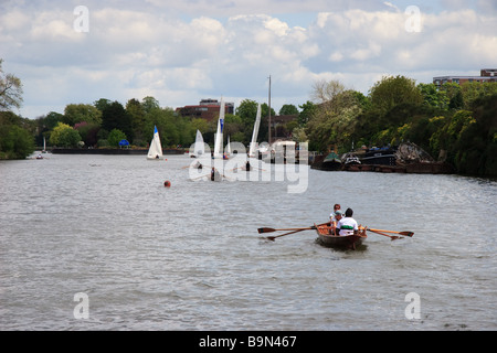 Il canottaggio e la vela sul Fiume Tamigi tra Hampton Court e Richmond Foto Stock