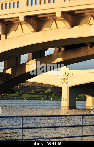 Il nuovo e il vecchio Mill Avenue ponti in Tempe Arizona Foto Stock