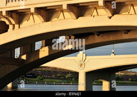 Il nuovo e il vecchio Mill Avenue ponti in Tempe Arizona Foto Stock