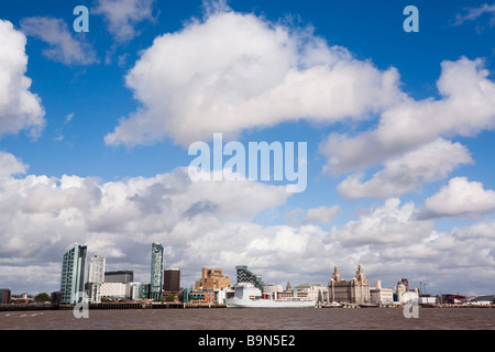 Liverpool Merseyside England Regno Unito dello skyline della città edifici sul fiume Mersey Foto Stock