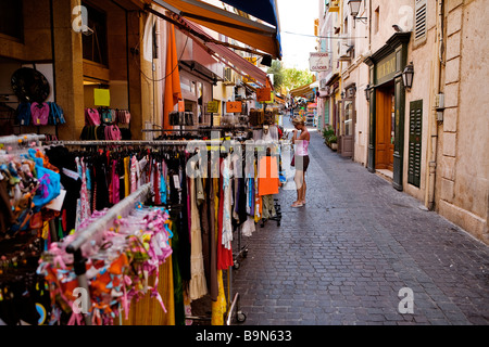 Francia, Var, Sainte Maxime, le strette stradine della parte vecchia della città Foto Stock