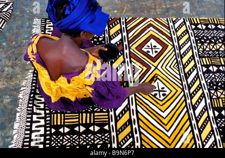 Mali, Regione di Segou, Bogolan artigianato, colorante il cotone Foto Stock