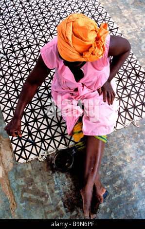 Mali, regione di Segou, Bogolan artigianato, colorante il cotone Foto Stock