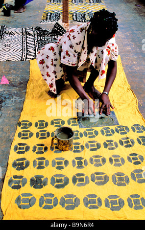 Mali, regione di Segou, Bogolan artigianato, colorante il cotone Foto Stock