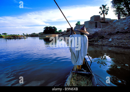 Mali, Mopti della regione, vicino a Djenne, village de Sirimou, Bozo persone, uomo su una pinasse (tradizionale barca) Foto Stock