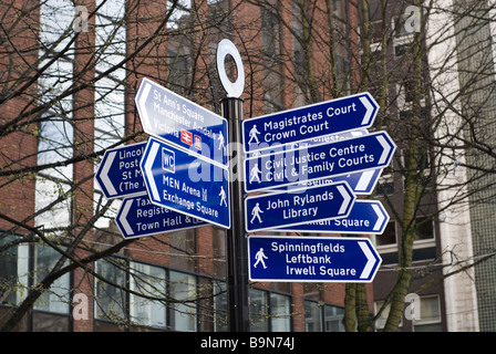 I cartelli stradali in Manchester City Centre Regno Unito Foto Stock