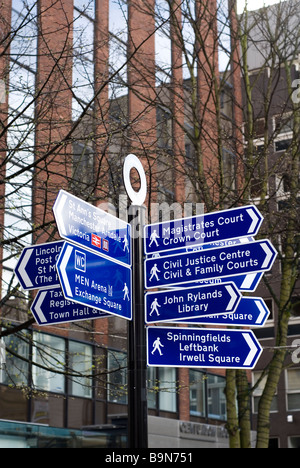 I cartelli stradali in Manchester City Centre Regno Unito Foto Stock