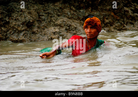 Lavoro duro lavoro difficile povertà donna la pesca Foto Stock