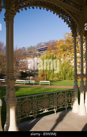 Vista attraverso collonade sulla Karlovy Vary giardino e Thermal hotel in rassegna. Repubblica ceca. Foto Stock