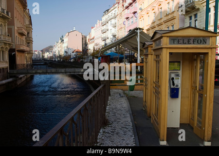 Karlovy vara fiume Tepla bank cityscapel, Repubblica Ceca. Foto Stock