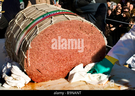 Il più grande lo zampone del mondo il gigante zampone appena tagliata Castelnuovo Rangone Modena Italia Foto Stock