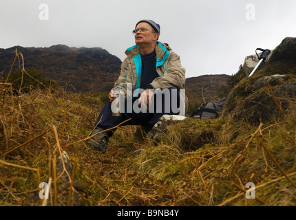 Hillwalker poggiante sulla Slieve Foy in Carlingford Co. Louth Irlanda Foto Stock