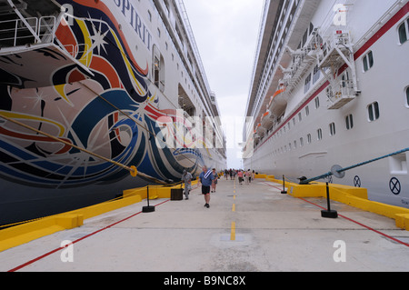 Due cruise-liner, navi, di stanza, ancorata in un porto, pier in Messico. Vacanze, spring break, il turismo e i turisti, industria. Foto Stock