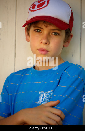 Ragazzo appoggiata contro la parete Foto Stock