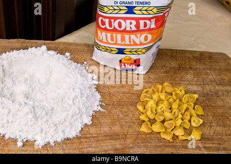 Preparare i tortellini Castelfranco Emilia Modena Italia Foto Stock